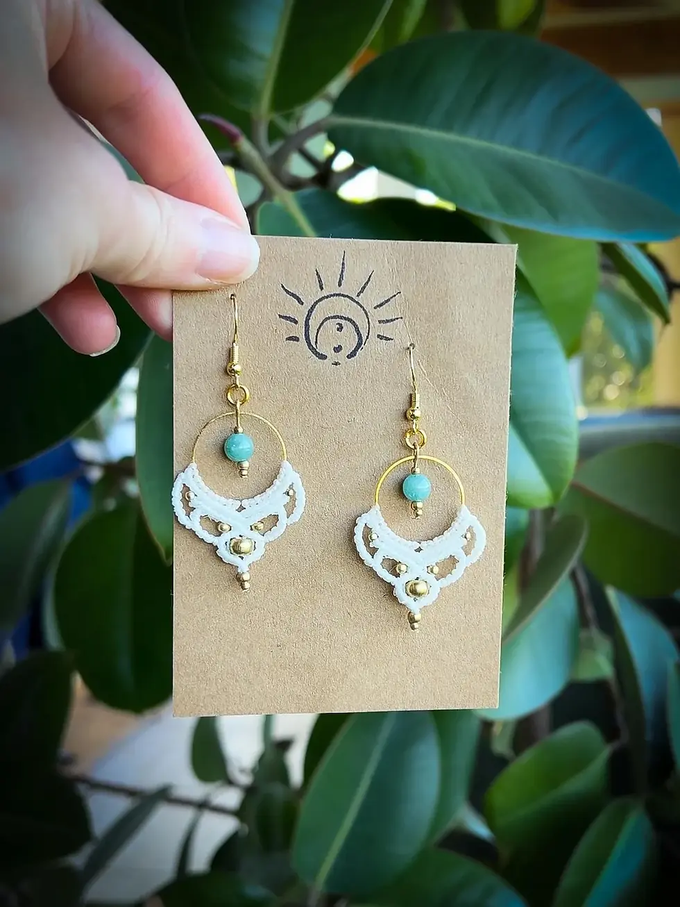 Miniature : Boucles d'oreille artisanales bohèmes, Héléné en macramé, laiton et pierres naturelles : le jade.