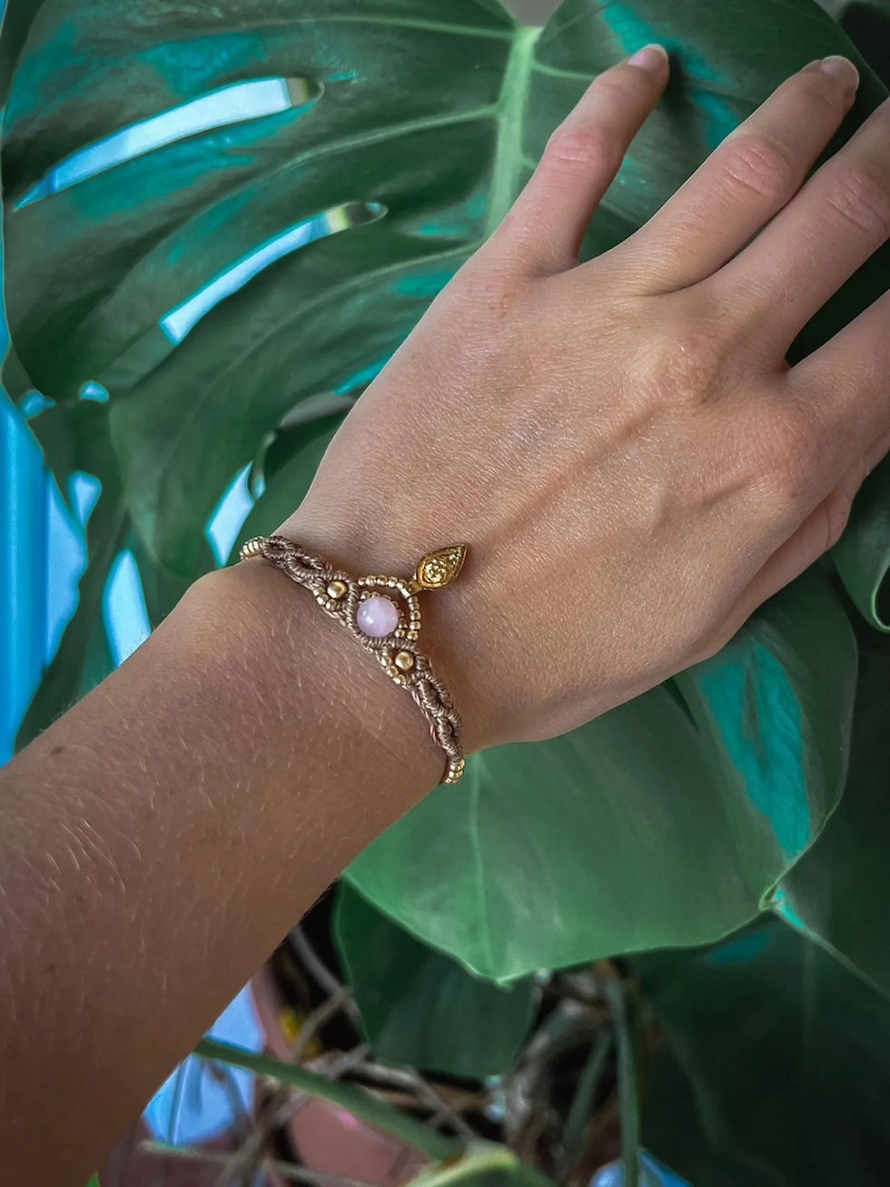 Thumbnail: Bracelet artisanal au style bohème et personnalisable, Mini oujdat en macramé, laiton et pierres naturelles : quartz rose.