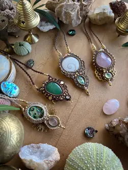 Collier en macramé et pierre naturelle : préhnite, quartz rose, coquille d'ormeau, nacre, oeil de shiva sainte lucie