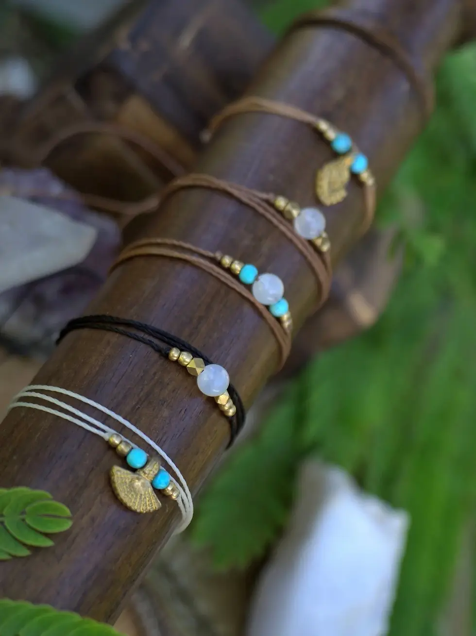 Thumbnail: Bracelet artisanal au style bohème, Nimue en macramé, laiton et pierres naturelles : unique et personnalisable