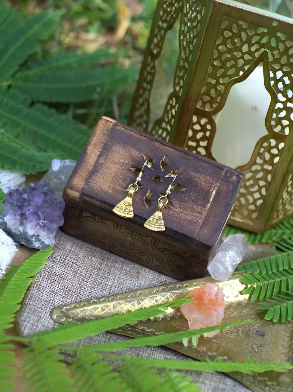 Miniature : Boucles d'oreille artisanales bohèmes, Soline faite main en laiton doré pour un style antique. Unique et personnalisable.