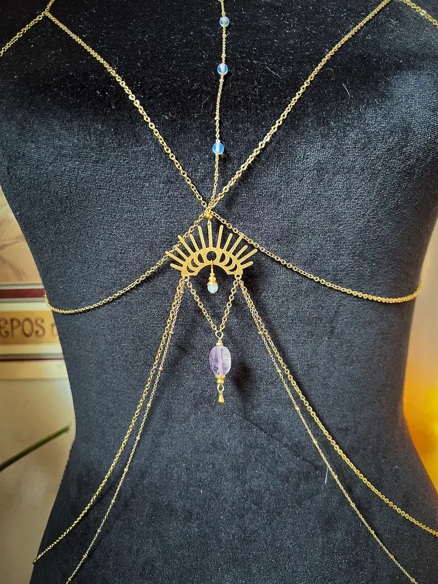 Miniature : Bijou de corps en pierre naturelle (améthyste et opalite) et laiton doré avec breloque soleil et lune