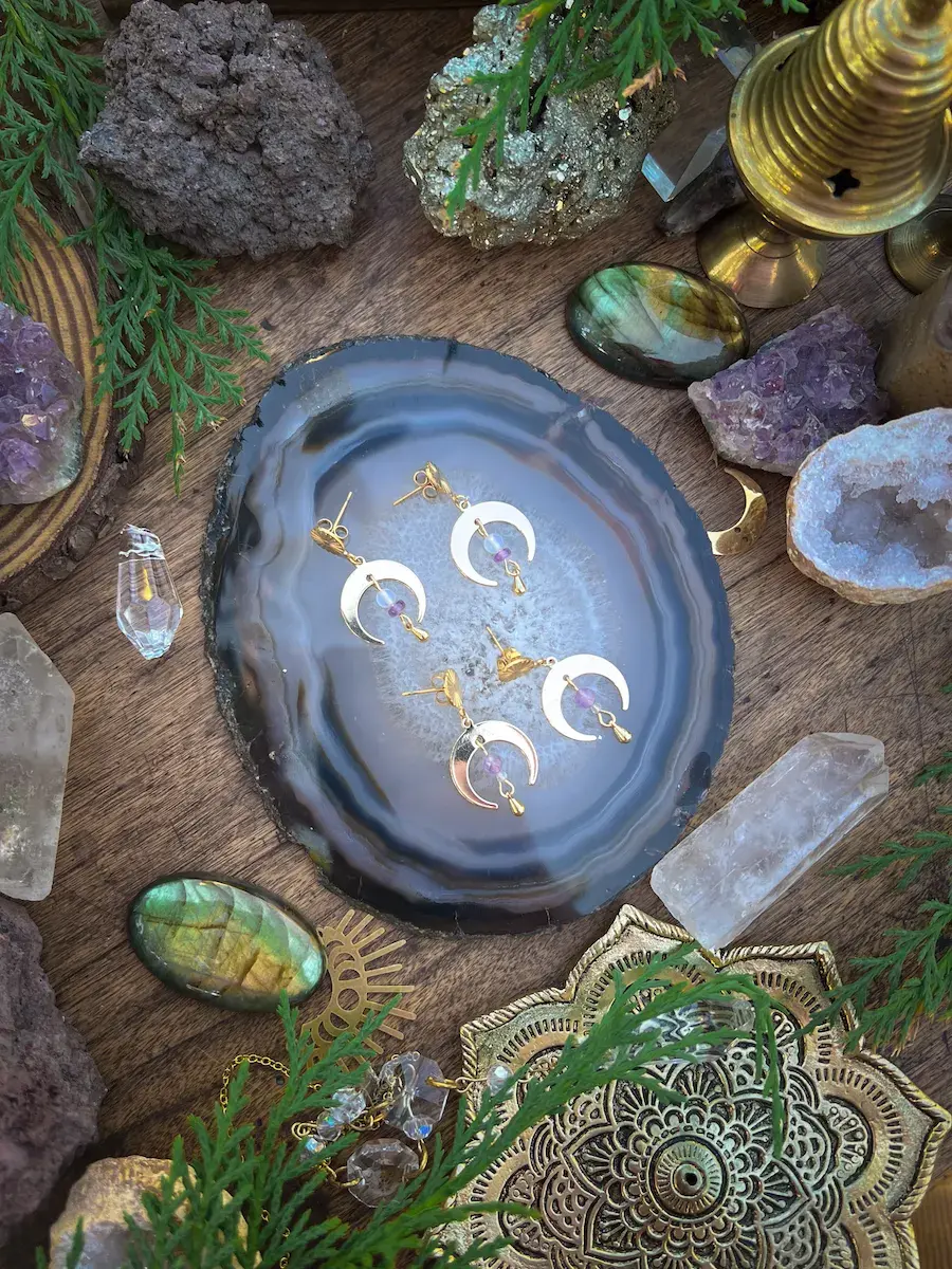 Thumbnail: Boucles d'oreille avec une lune en laiton et pierres naturelles : améthyste et opaline