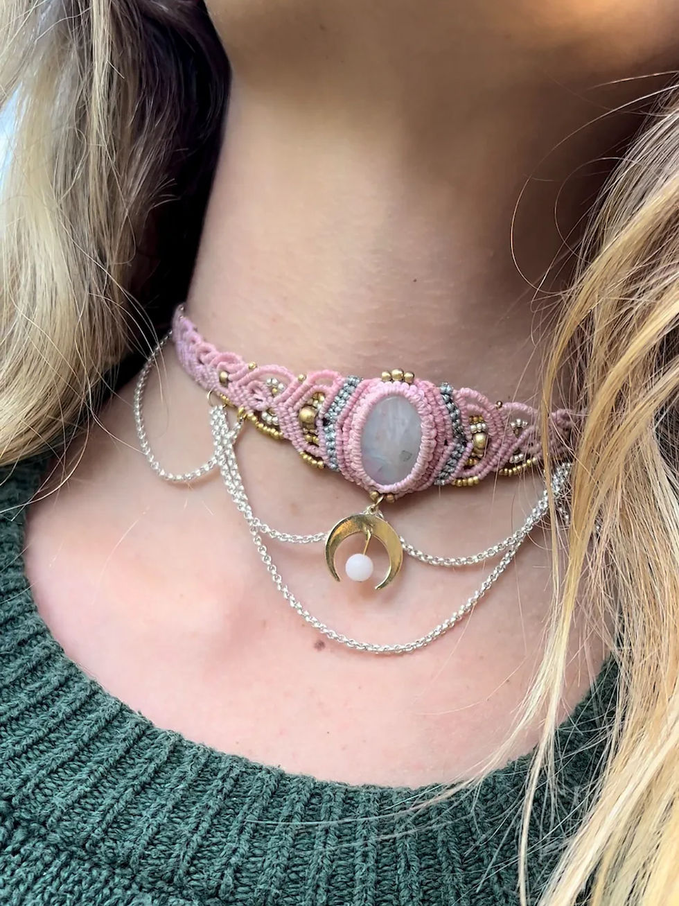 Thumbnail: Collier artisanal au style bohème, ras de cou Psymoon en macramé, laiton et pierres naturelles : pierre de lune