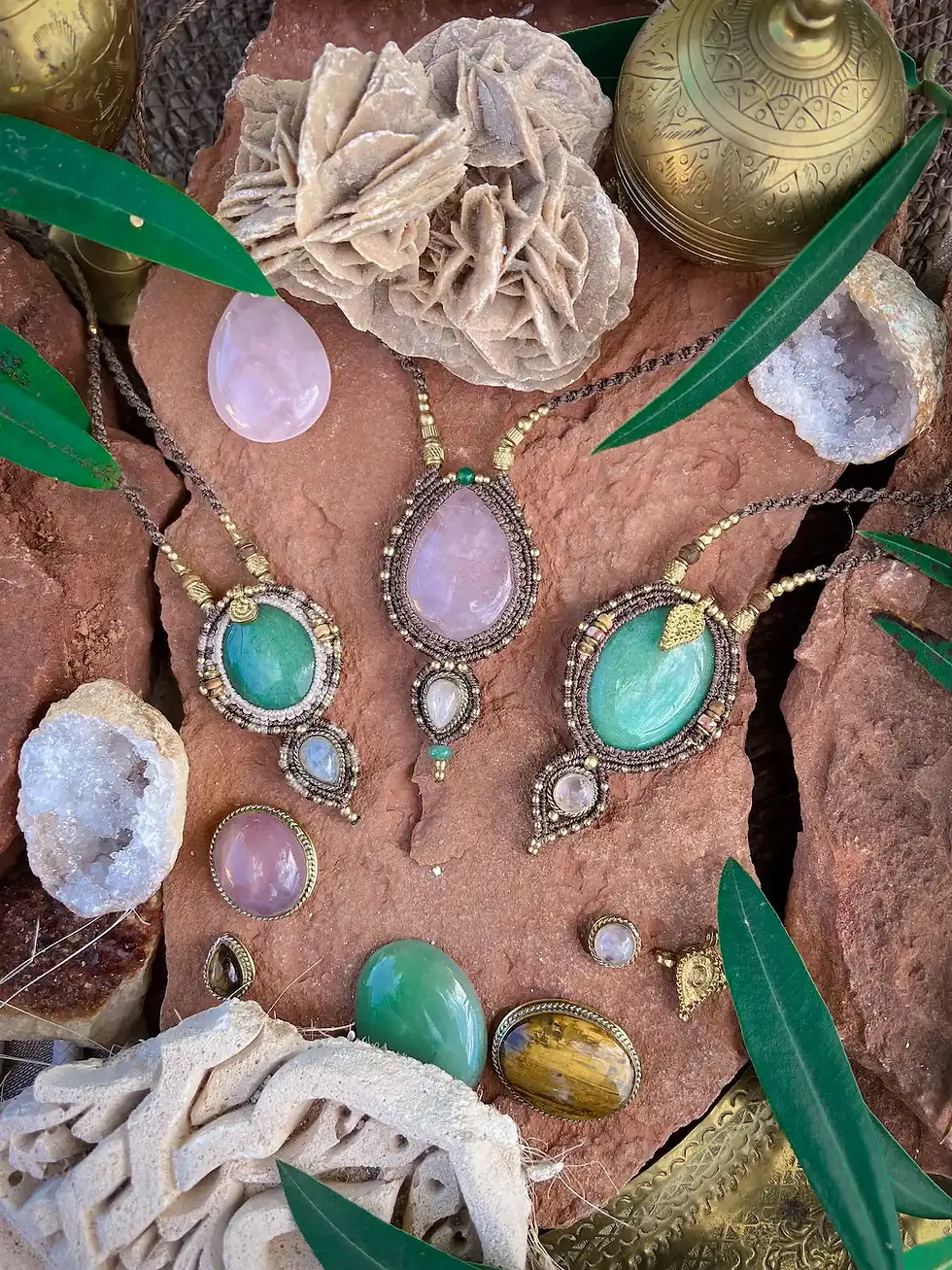 Miniature : Collier artisanal au style bohème, pendentif Azawad en macramé et pierre naturelle, quartz rose et pierre de lune