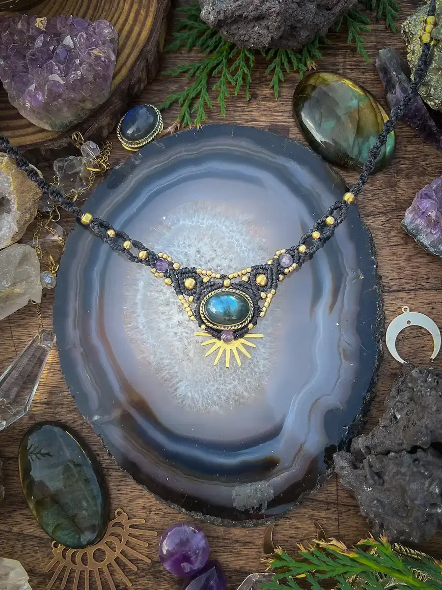 Thumbnail: Collier ras de cou en macramé et pierre naturelle de labradorite avec un soleil en laiton doré. Bijou au style witchy
