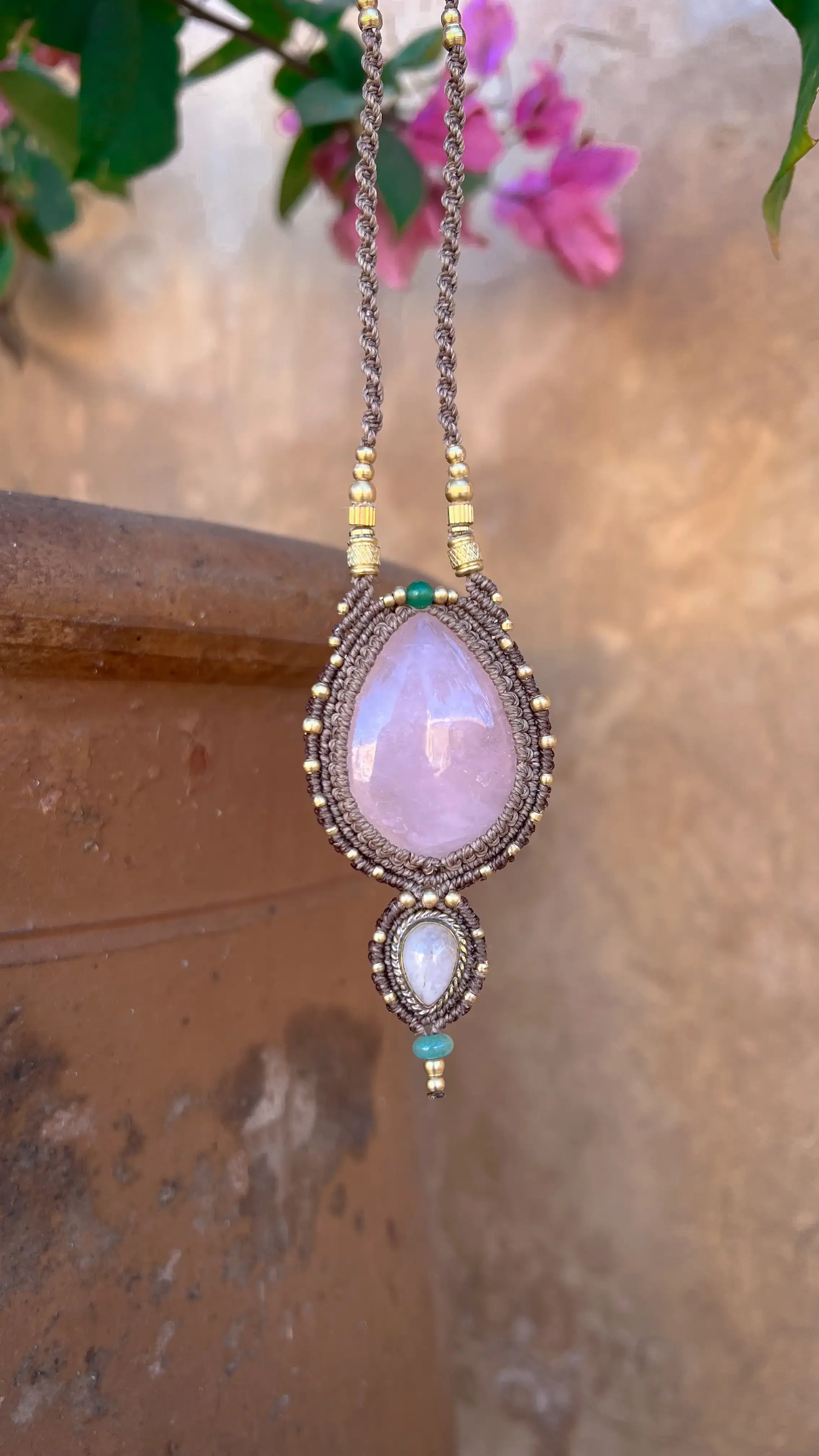 Collier artisanal au style bohème, pendentif Azawad en macramé et pierre naturelle, quartz rose et pierre de lune