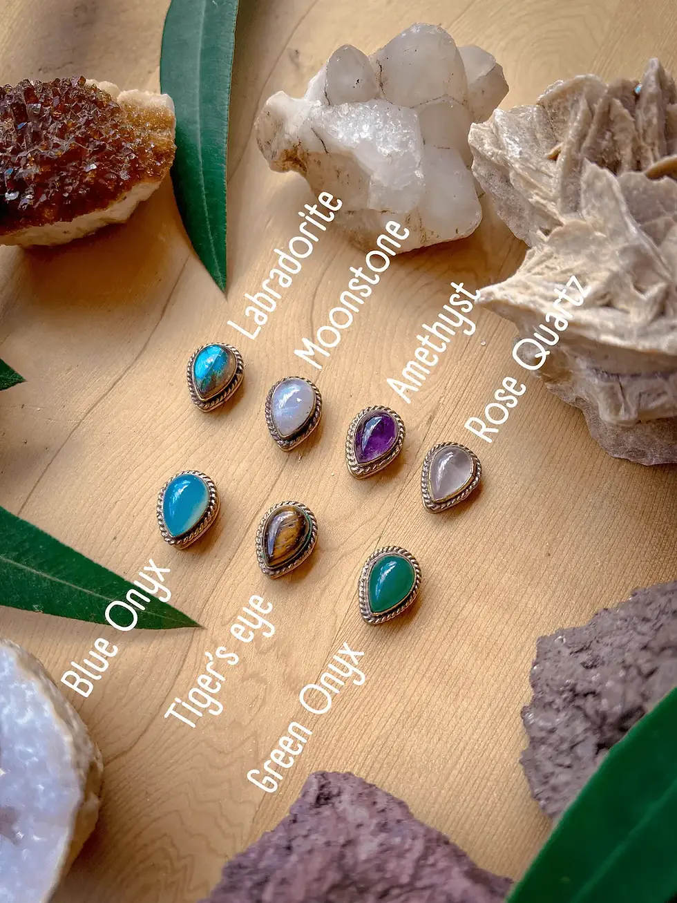 Thumbnail: Collier artisanal au style bohème, ras de cou Azélie en macramé et pierre naturelle, pierre de lune et jade