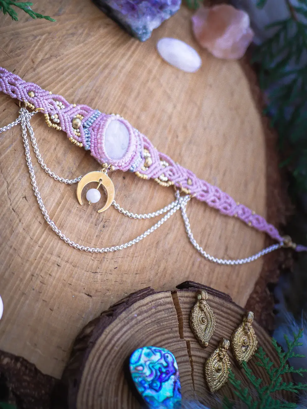 Thumbnail: Collier artisanal au style bohème, ras de cou Psymoon en macramé, laiton et pierres naturelles : pierre de lune