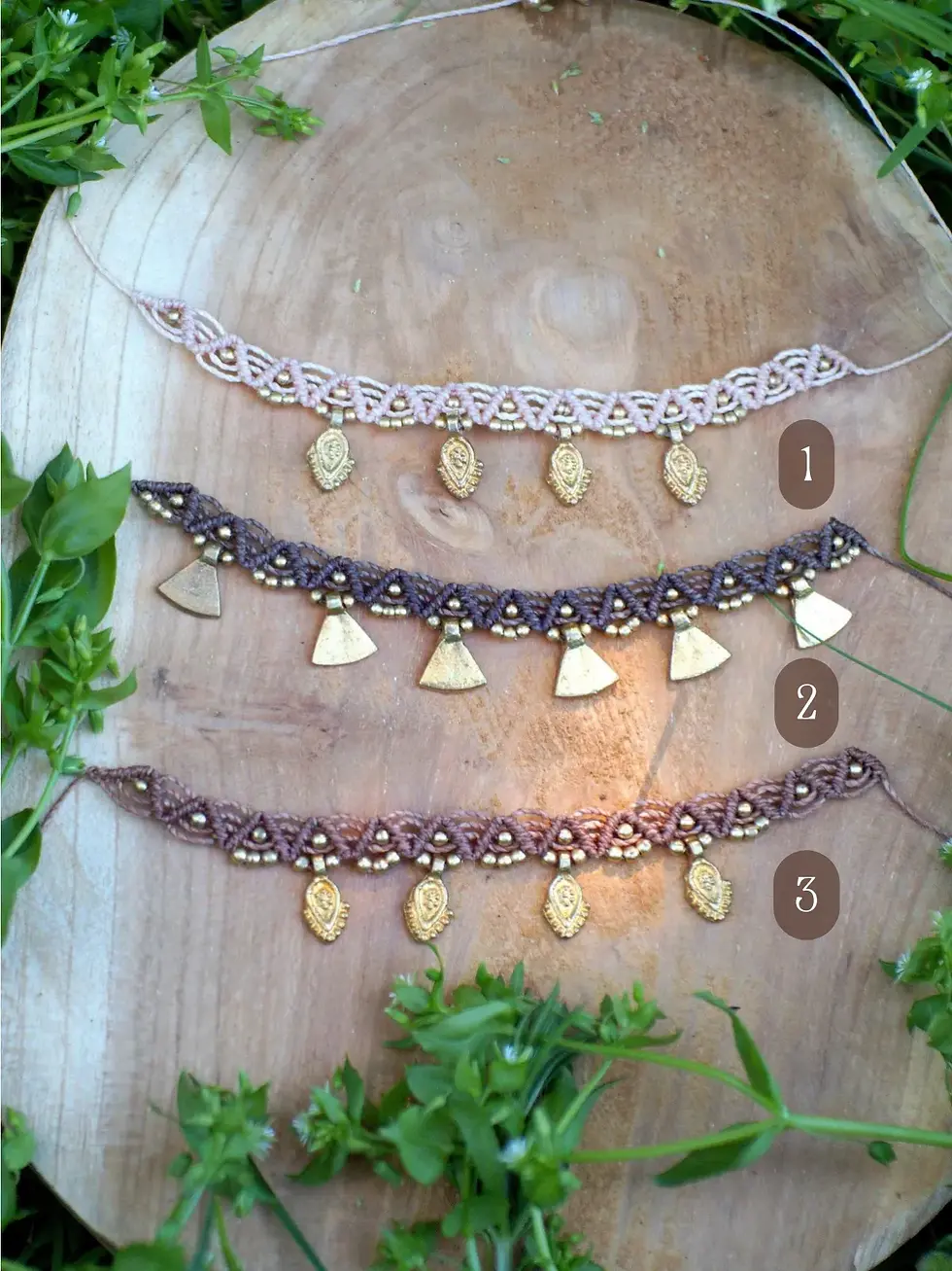 Thumbnail: Chevillère artisanale au style bohème, Wave en macramé et breloque en laiton : unique et personnalisable