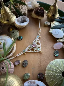 Collier en macramé et pierre naturelle : préhnite, quartz rose, coquille d'ormeau, nacre, oeil de shiva sainte lucie