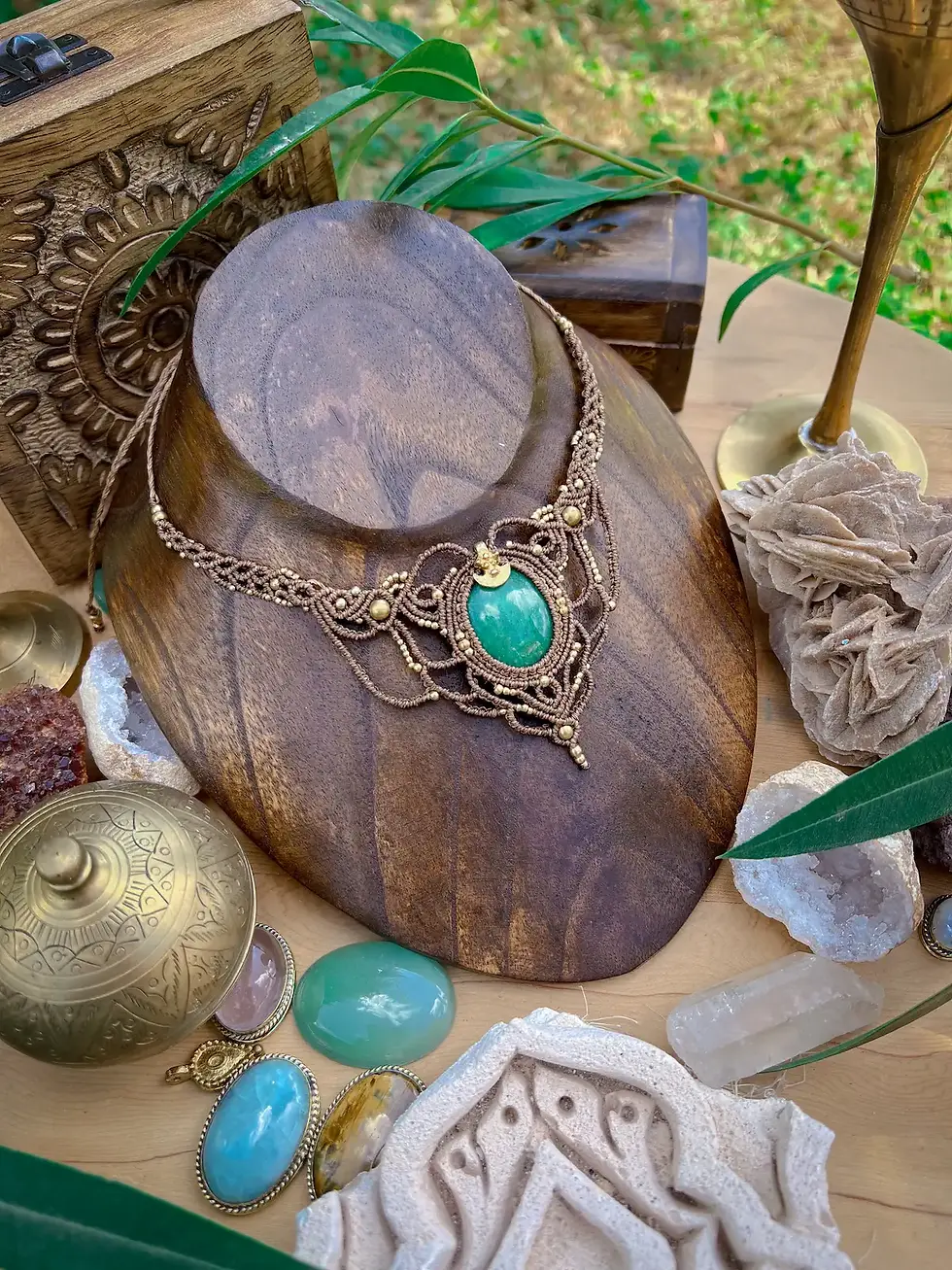 Thumbnail: Collier artisanal au style bohème, ras de cou Mira en macramé et pierre naturelle : le jade