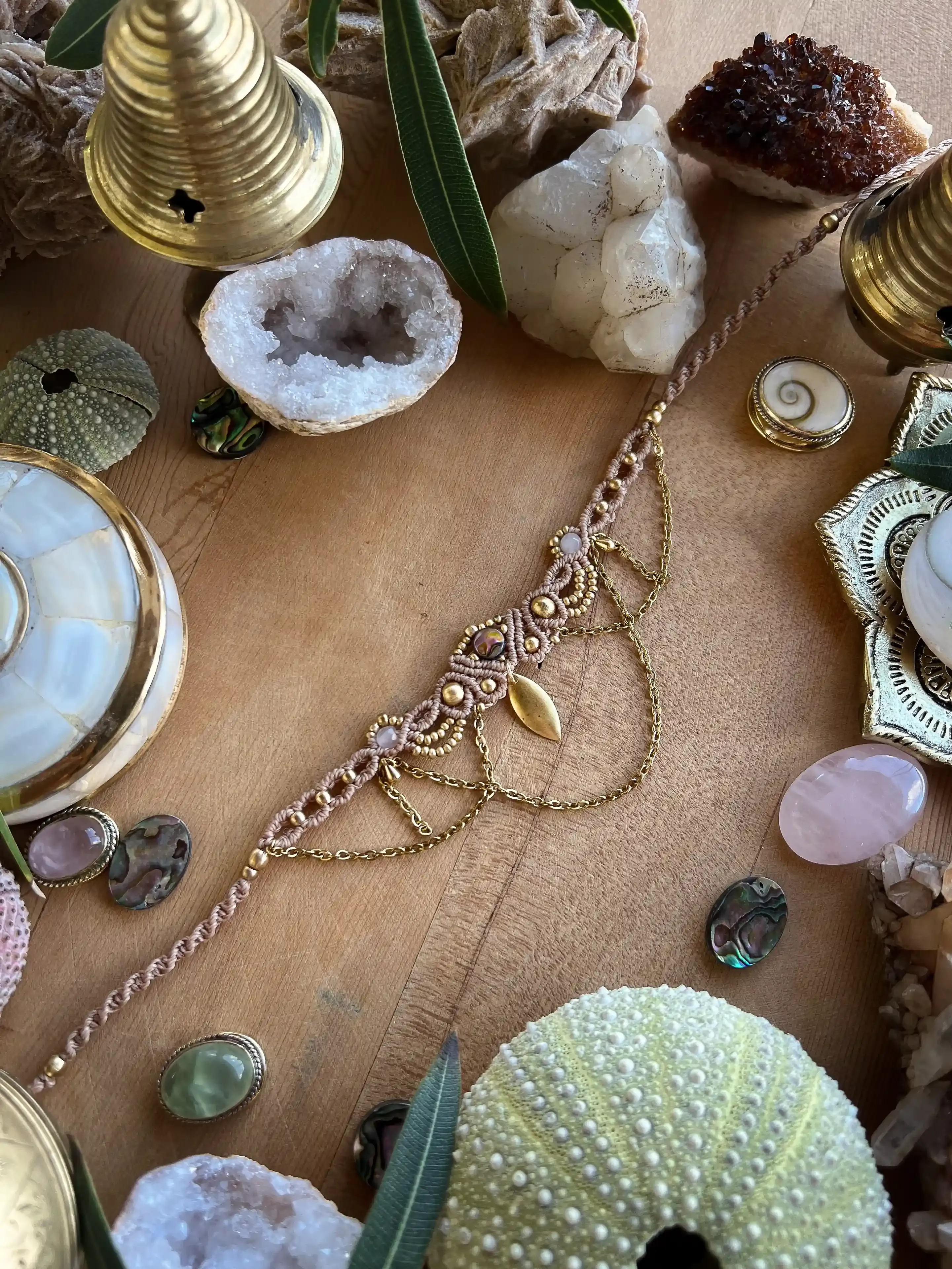 Collier en macramé, coquillages et pierres naturelles avec ses chaines : quartz rose et coquille d'ormeau.