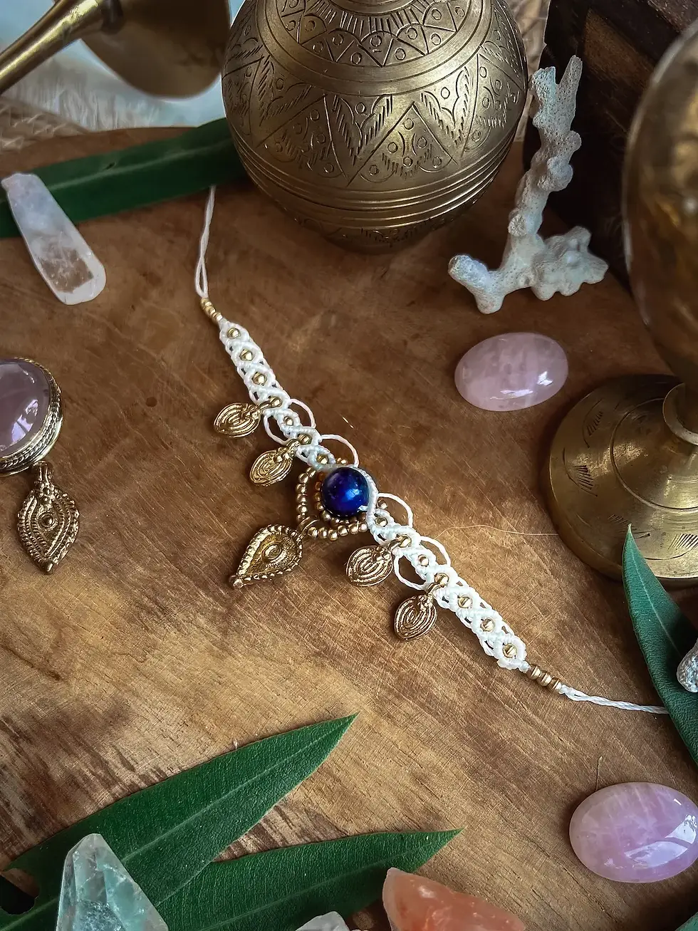 Thumbnail: Collier artisanal au style bohème, ras de cou Oujdat en macramé, laiton et pierres naturelles : la Lapis Lazuli