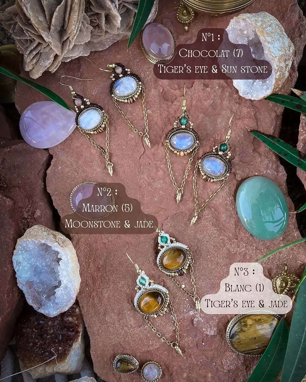 Thumbnail: Boucles d'oreille artisanales au style bohème, le modèle Zahra en macramé et pierre naturelle, pierre de lune et jade