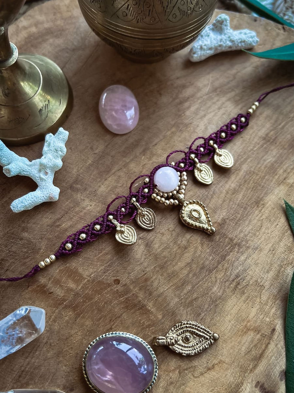 Thumbnail: Collier artisanal au style bohème, ras de cou Oujdat en macramé, laiton et pierres naturelles : le quartz rose