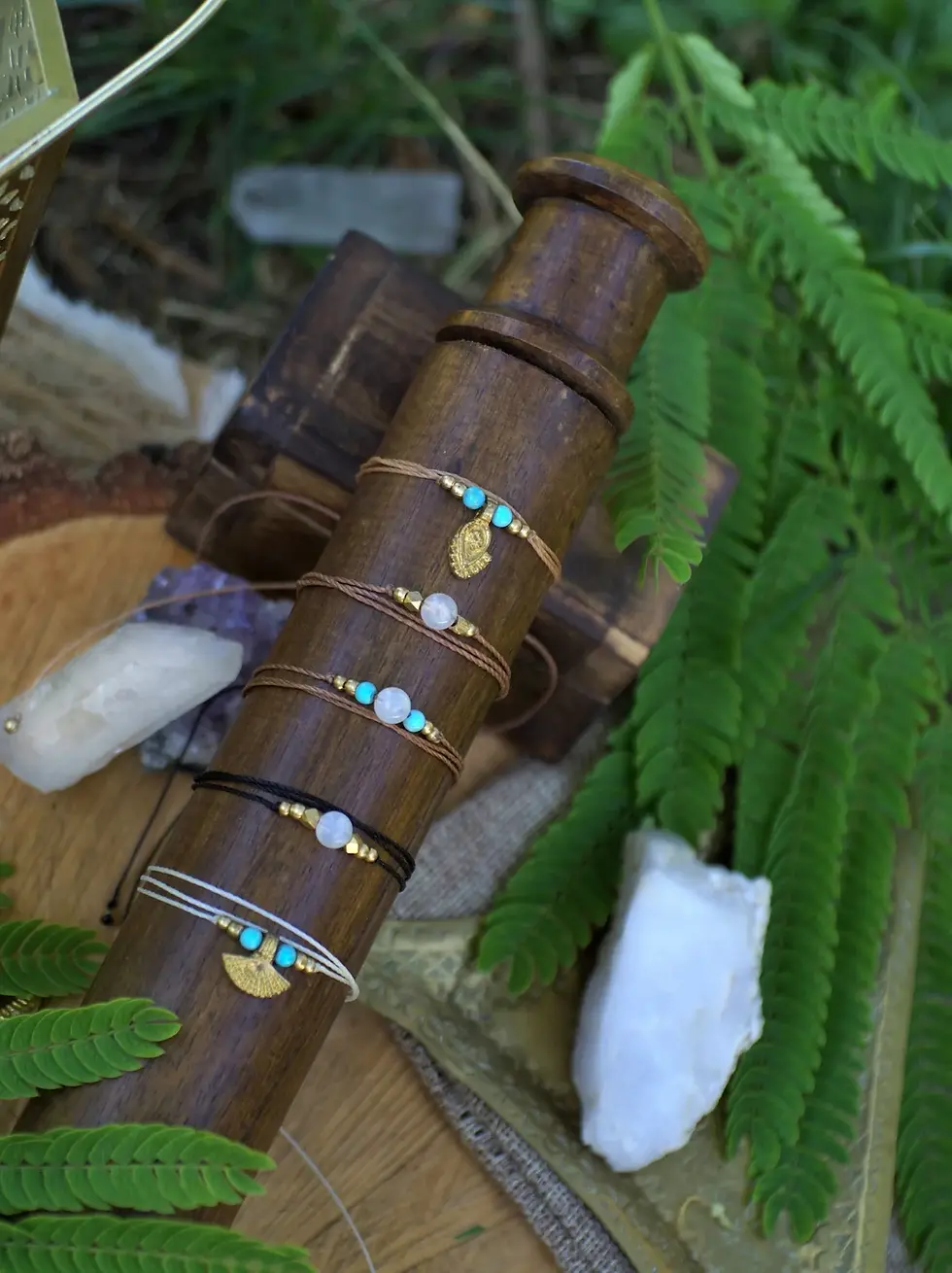 Thumbnail: Bracelet artisanal au style bohème, Nimue en macramé, laiton et pierres naturelles : unique et personnalisable