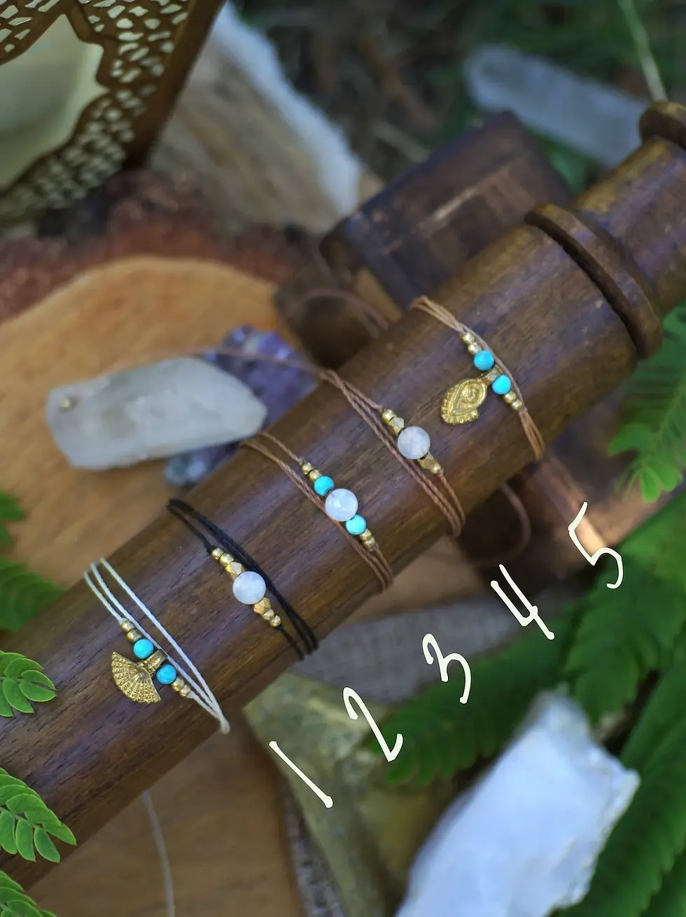 Thumbnail: Bracelet artisanal au style bohème, Nimue en macramé, laiton et pierres naturelles : unique et personnalisable