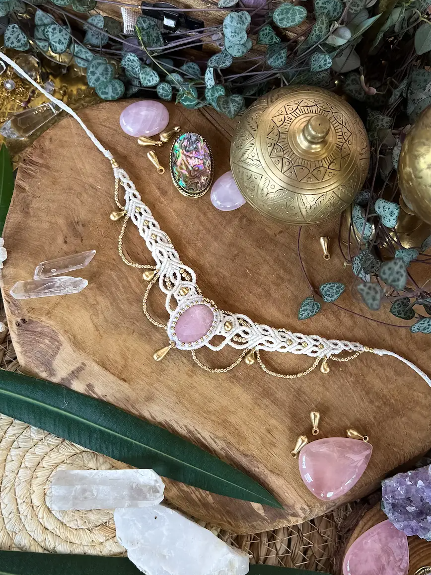 Thumbnail: Collier artisanal au style bohème, ras de cou Priya en macramé et pierre naturelle : le quartz rose