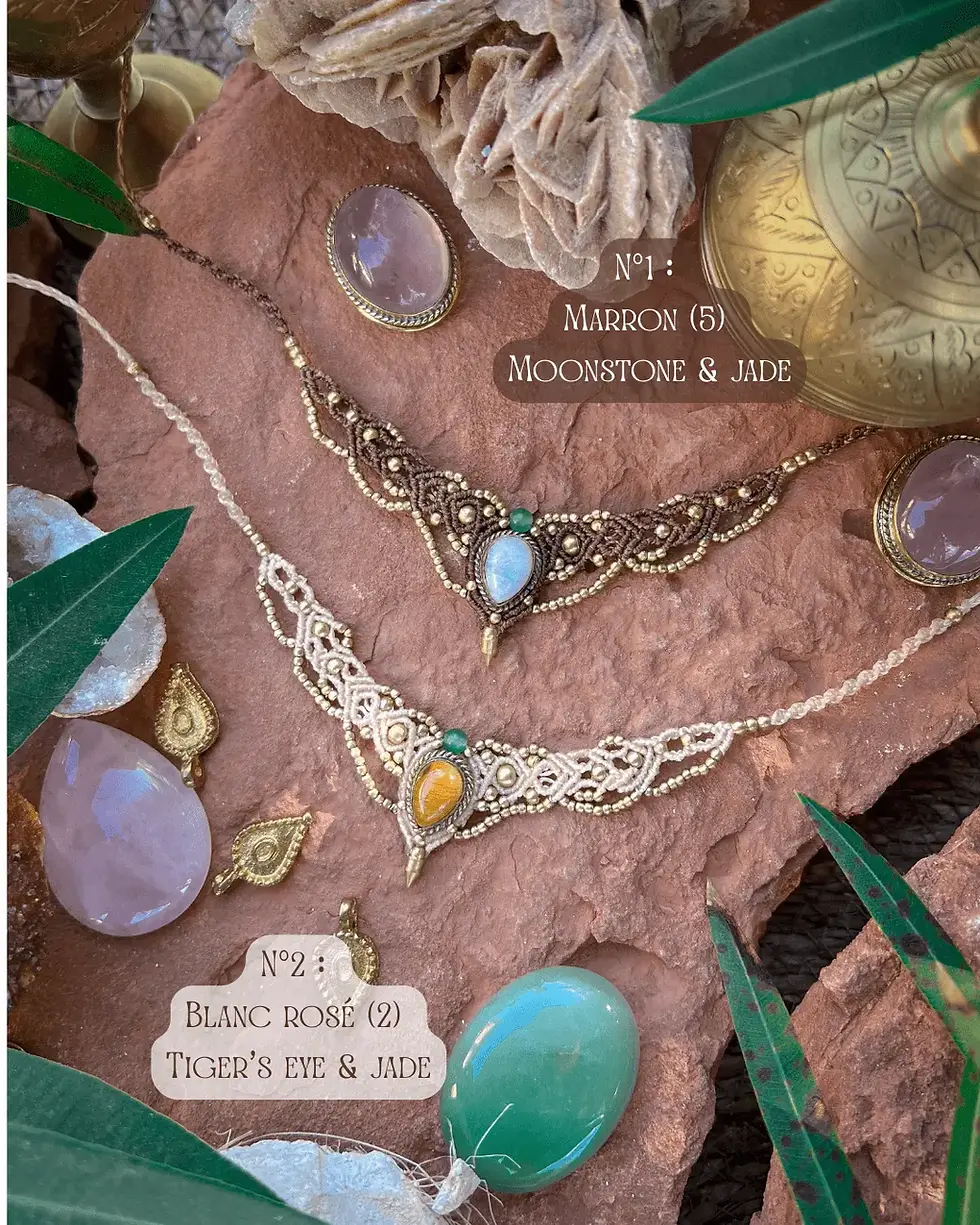 Thumbnail: Collier artisanal au style bohème, ras de cou Azélie en macramé et pierre naturelle, oeil de tigre et jade