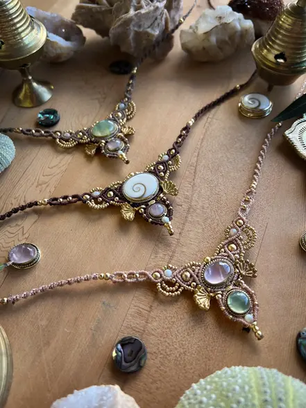 Collier en macramé et pierre naturelle : préhnite, quartz rose, coquille d'ormeau, nacre, oeil de shiva sainte lucie