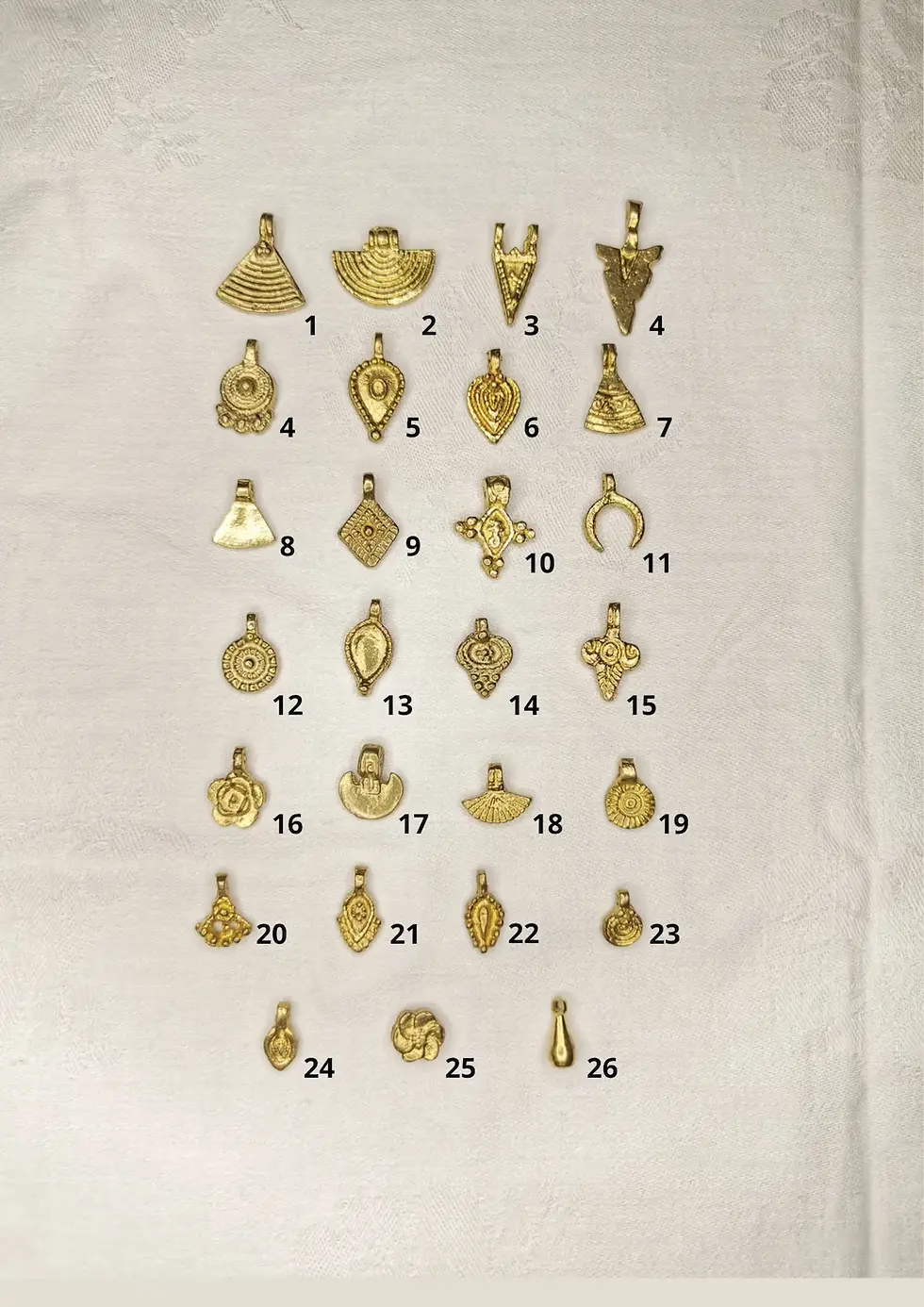 Thumbnail: Chevillère artisanale au style bohème, Wave en macramé et breloque en laiton : unique et personnalisable