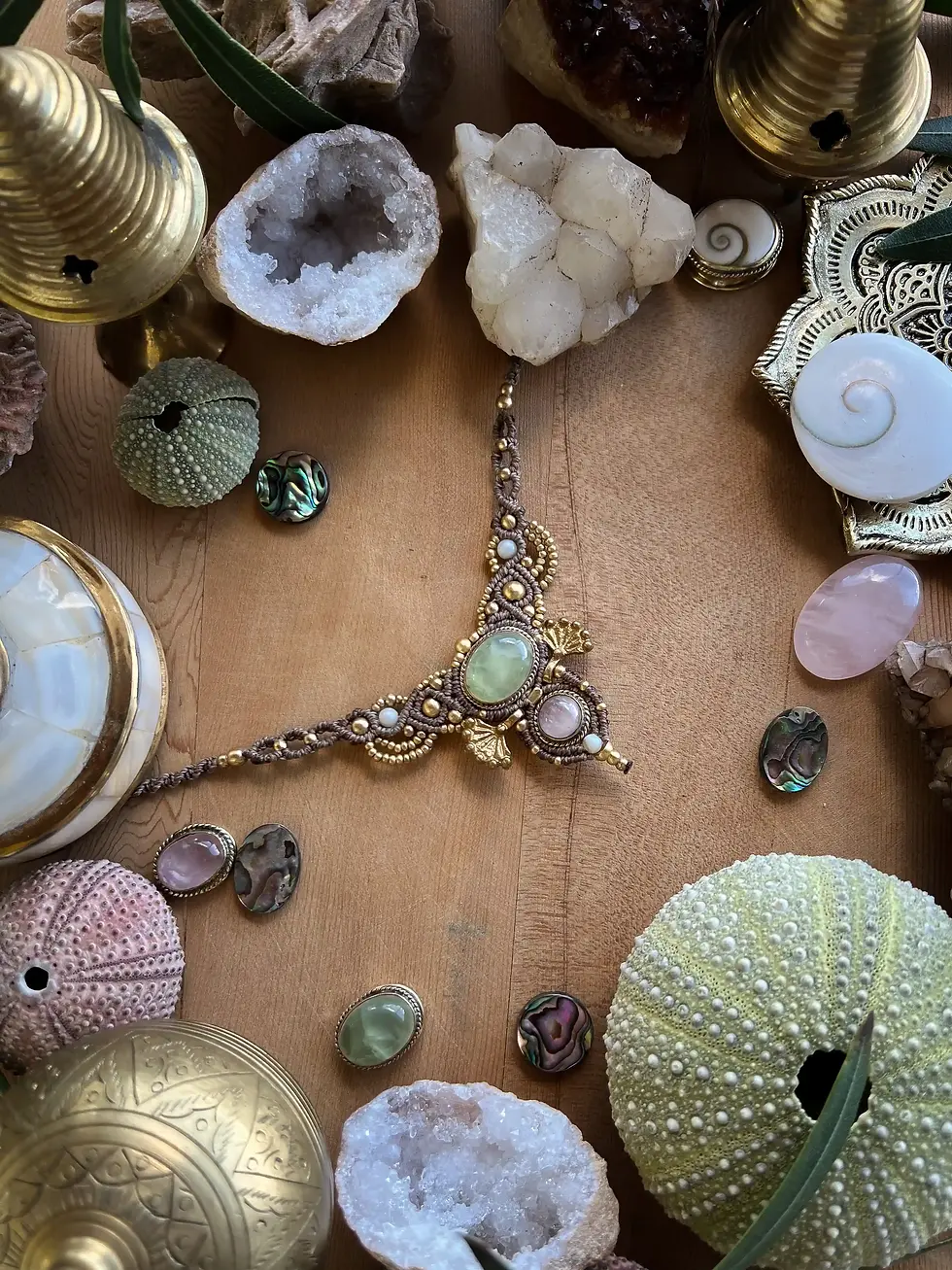 Miniature : Collier en macramé, coquillages et pierres naturelles : quartz rose et préhnite. Ras de cou choker au style bohème