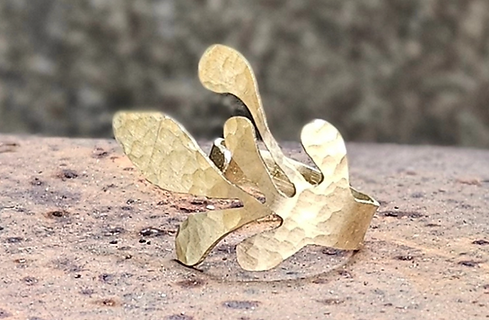 Bracciale realizzato in lastra di ottone ecologico riciclato.
Traforato a mano con seghetto, martellato e forgiato su incudine.
Limato e rifinito con carta smeriglio.
Pezzo unico.