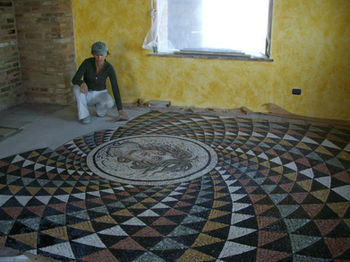 Residenza Privata — Il Mito di Medusa Pavimentazione musiva artistica in stile classico / archeologico.