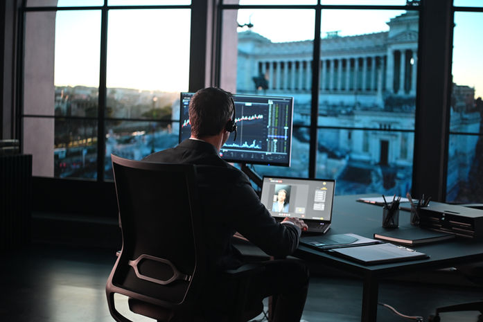 Sfondo città Roma Backstage spot Mediobanca Premier 2024