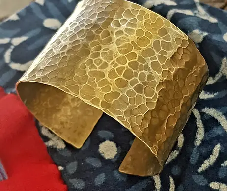 Bracciale realizzato interamente a mano in lastra di ottone