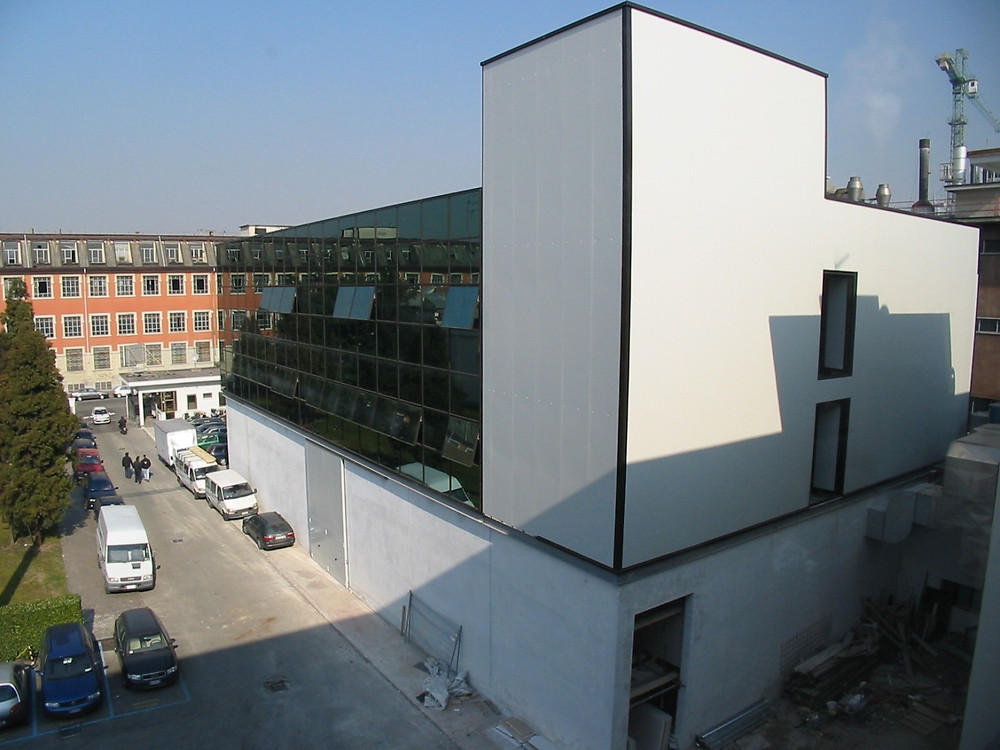 20.000 mq su tre piani: moda e design a piano terra, uffici direzionali e servizi terziari nei due piani superiori.