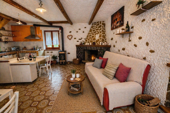 Casa Lea: casa vacanze alle 5 terre. Salone con camino