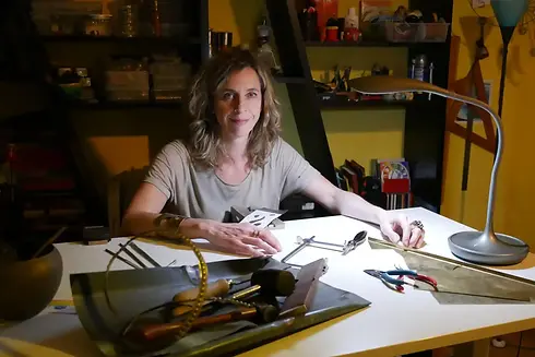 Lorenza Sciarini  - creatrice del marchio design Oshun - al lavoro nel suo atelier