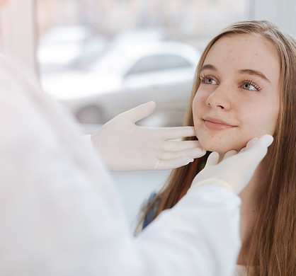 Dermobiotica e trattamenti non invasivi per l’acne Ti curiamo dentro, Ti curiamo fuori.