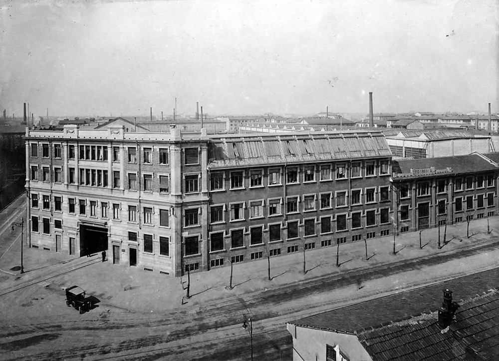 Fondo CGE Milano Veduta esterna officine di Via Bergognone