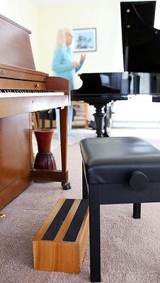 photo of two pianos in a music lesson