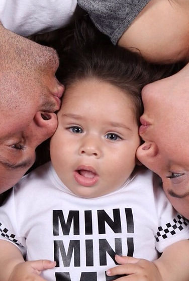 תמונה של תינוק עם הדפס " מיני מי" שנמצא בקטגטריה חולצות משפחה