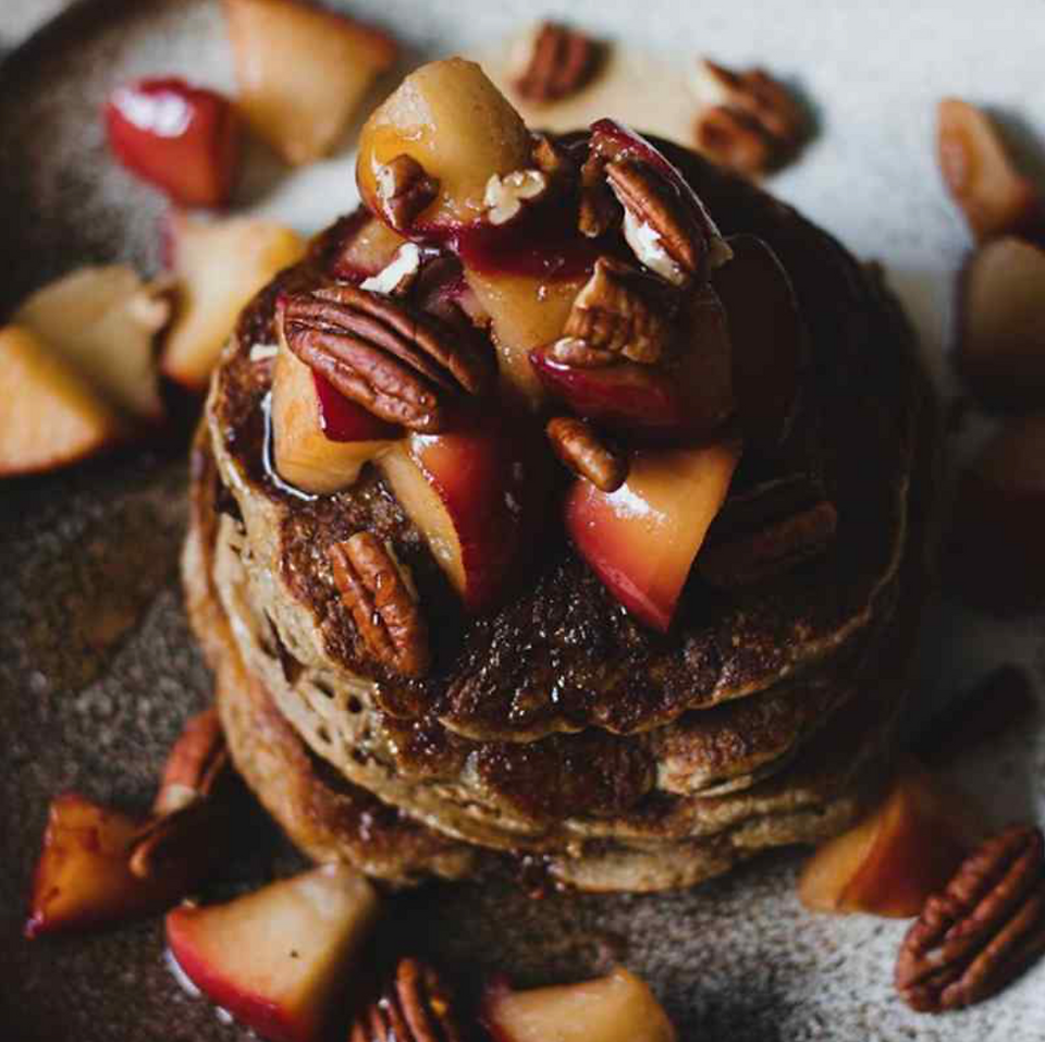 Les pancakes aux pommes cuites
