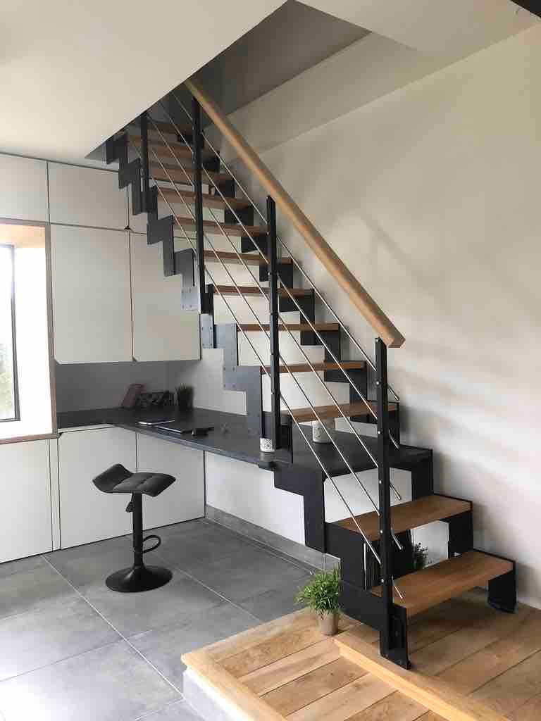 Bureau sur mesure en prolongement d'un escalier métal et bois