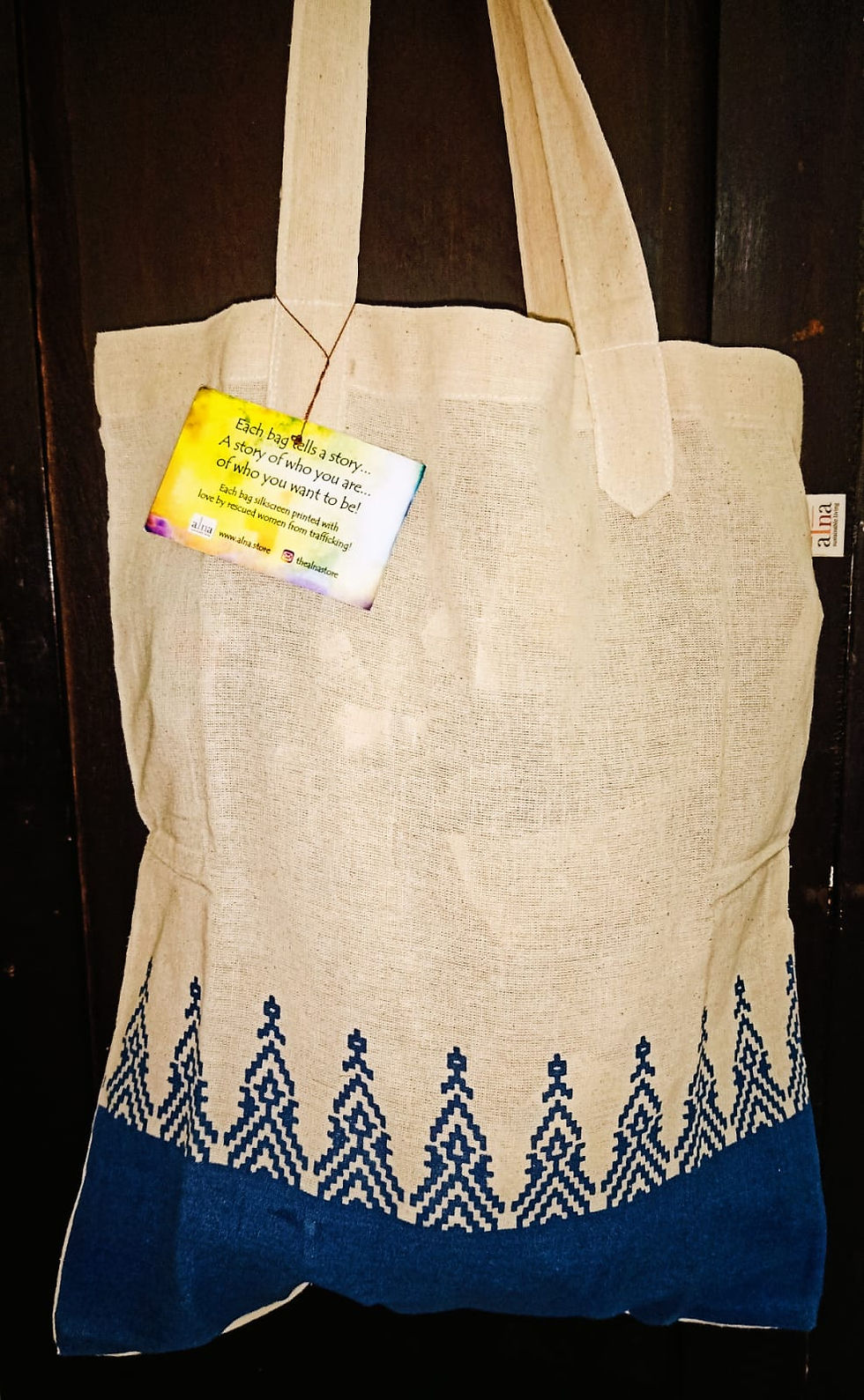 Fashionable silkscreen printed totes for everyday use- blue