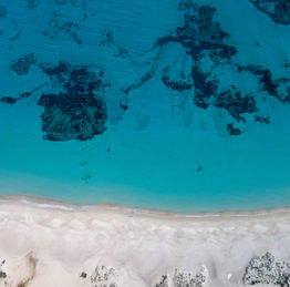 La Spiaggia di Luscia Ruja con sabbia bianca e fondali sabbiosi.
