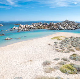 Cala Acciarino nell'isola di Lavezzi ha la sabbia dal colore chiaro e acqua cristallina.