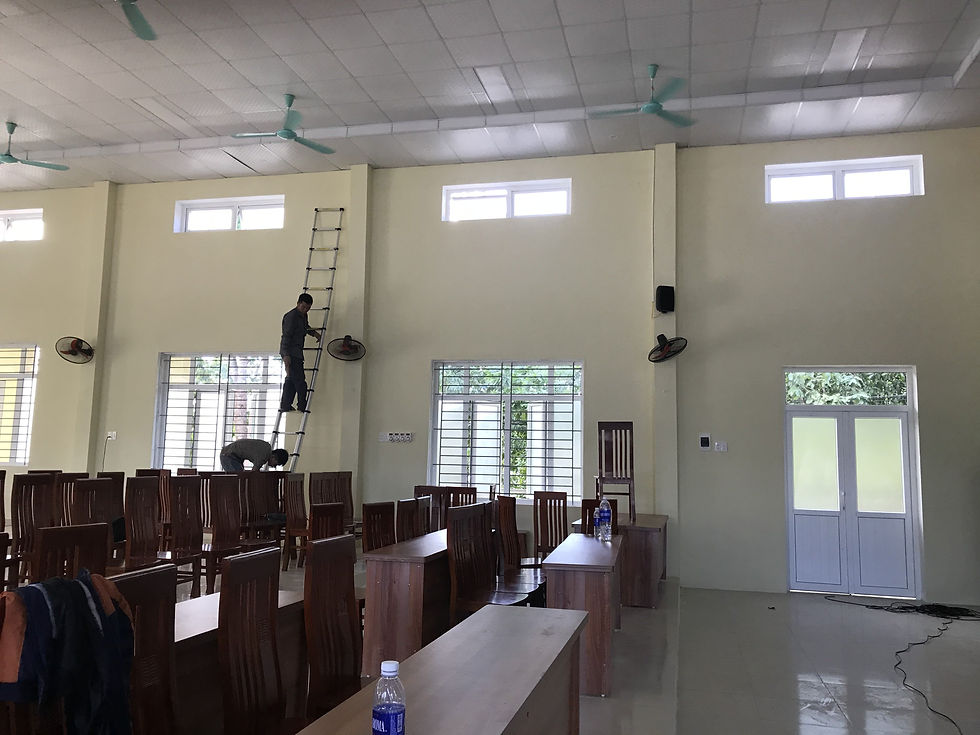 Các kỹ sư âm thanh của Lạc Việt Audio đang thi công lắp đặt sản phẩm cho dàn âm thanh hội trường
