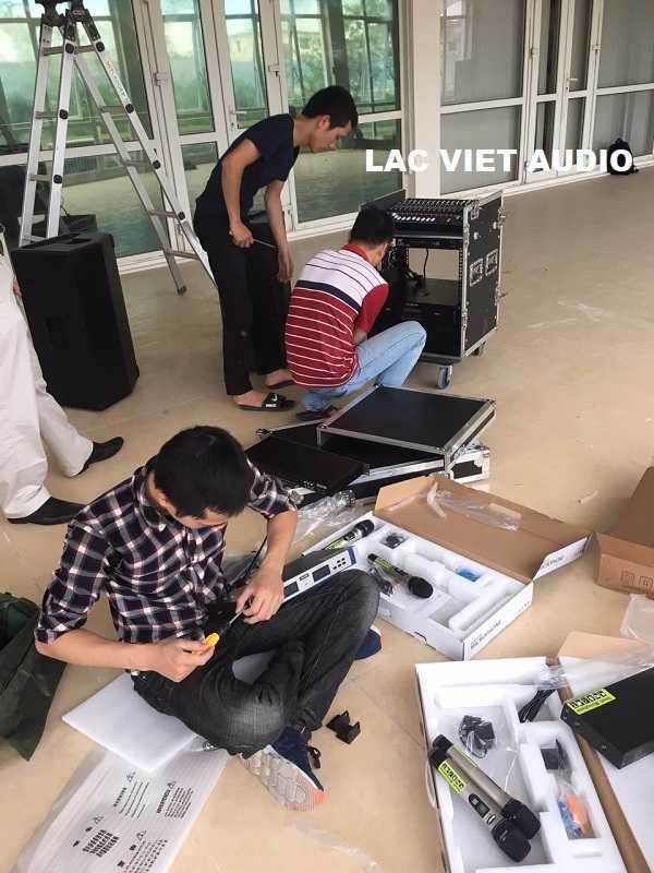 Nhân viên kỹ thuật của công ty vận chuyển hàng đến địa điểm lắp đặt và tiến hành setup