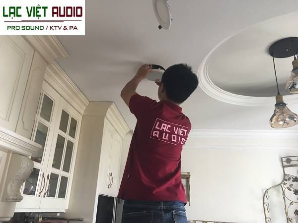 Kỹ thuật viên công ty làm việc chuyên nghiệp