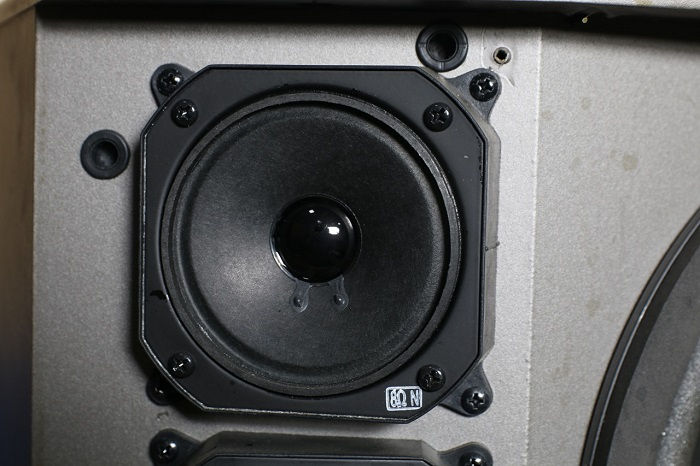 Loa treble của loa bãi xịn sẽ ghi con số 8 Ohms