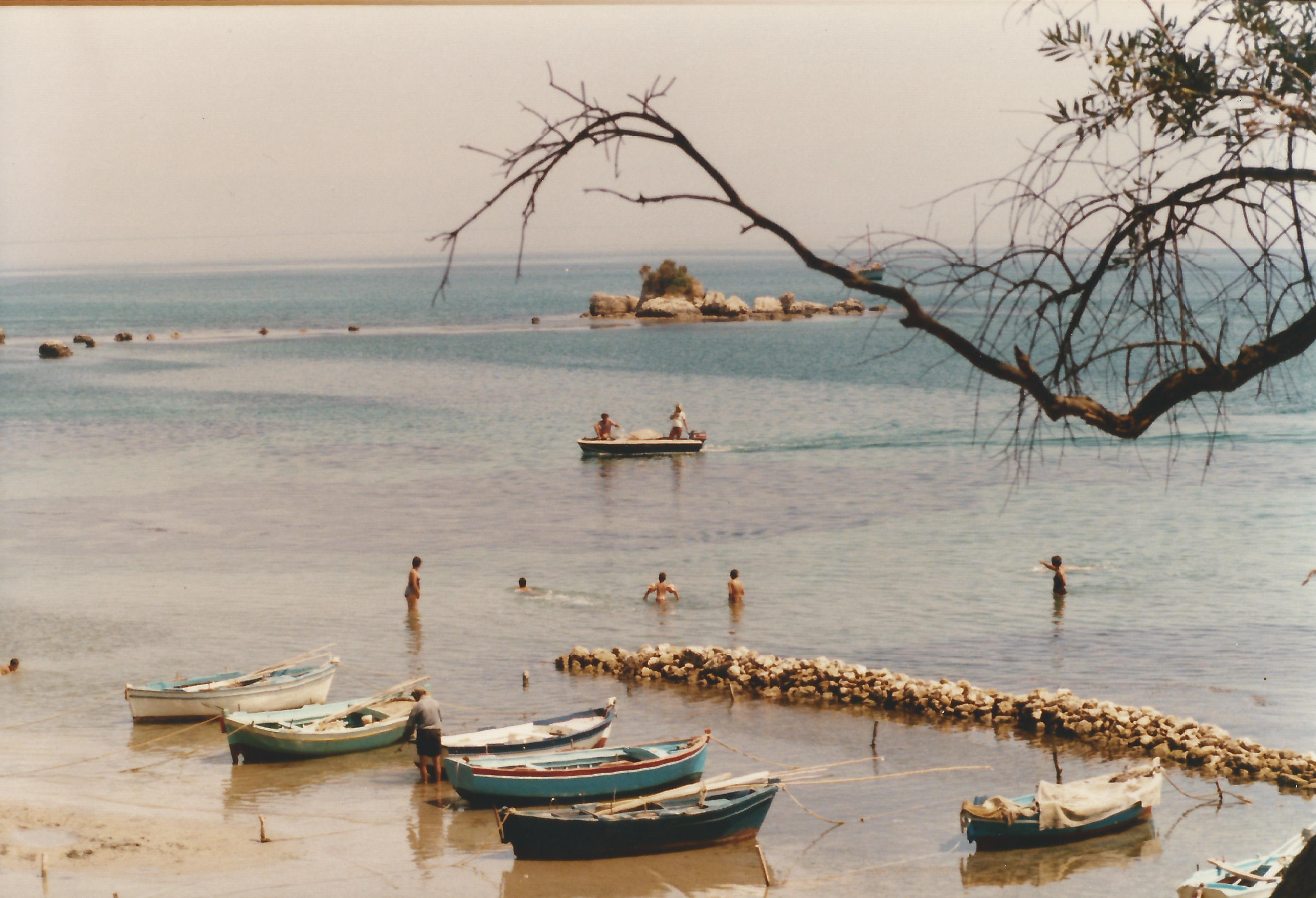 The public beach itself is unorganised, but two neighbouring tavernas provide sundecks with loungers and parasols.
