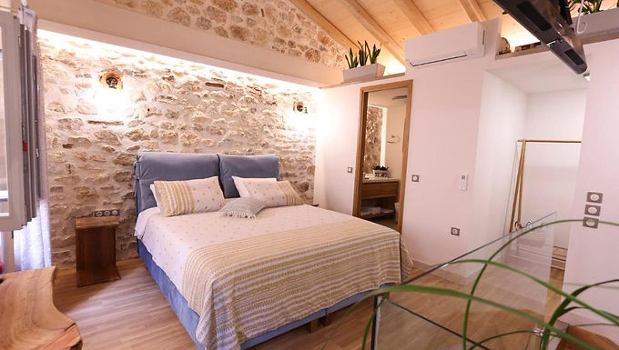 One-bedroom self-catering suite with full kitchen in Corfu Old Town.