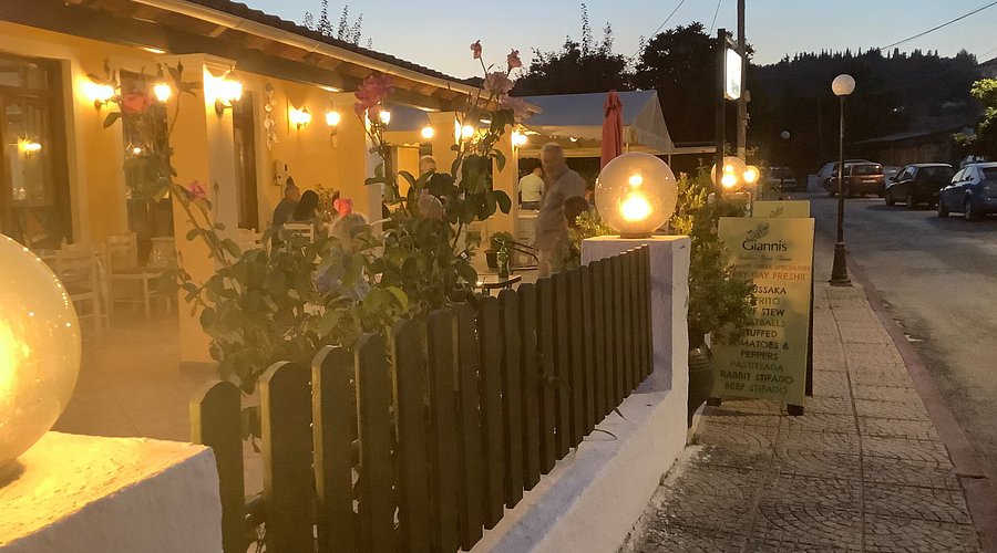 Taverna Giannis in Peroulades, Corfu